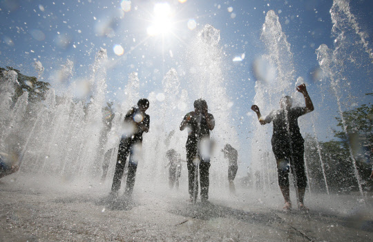 서해상의 고기압 영향으로 전국이 맑고 더운 초여름 날씨를 보인 18일 서울 성동구 서울숲 바닥분수에서 학생이 물놀이를 하고 있다. 2016.5.18